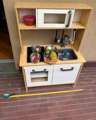 Cucina giocattolo in legno con accessori