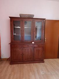 Credenza in legno massello con vetrina