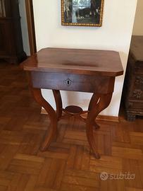 Tavolino in noce.