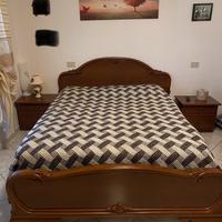 Camera da letto in legno color ciliegio