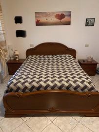 Camera da letto in legno color ciliegio