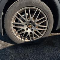 Cerchi in lega Porche Cayenne originali.