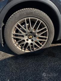 Cerchi in lega Porche Cayenne originali.