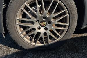 Cerchi in lega Porche Cayenne originali.