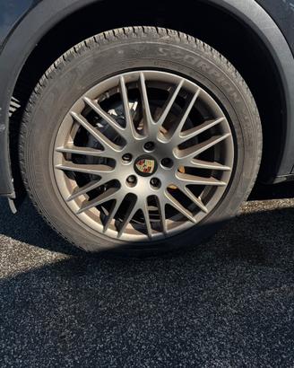 Cerchi in lega Porche Cayenne originali.