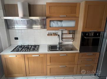 Cucina completa con isola e elettrodomestici
