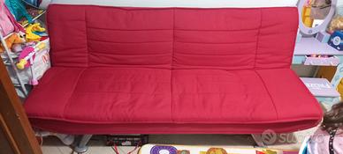 Divano letto rosso clic clac praticamente nuovo