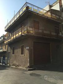 Edificio angolare in zona centrale