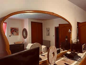 Grande specchio classico con cornice in legno