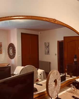 Grande specchio classico con cornice in legno