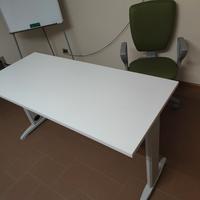 Scrivania con poltrona ergonomica.