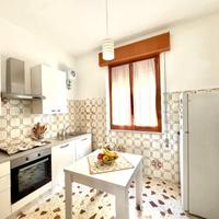 Cucina componibile più tavolo, sedie (senza frigo)