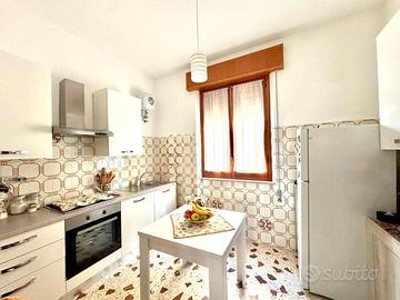 Cucina componibile più tavolo, sedie (senza frigo)