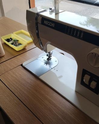 Macchina da cucire Necchi Type 517 con mobile 