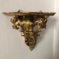 Elegante mensola angolare in legno intagliato 