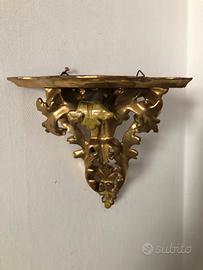 Elegante mensola angolare in legno intagliato 