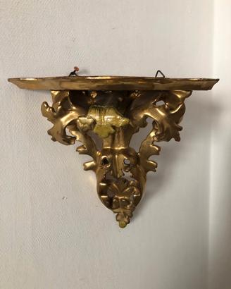 Elegante mensola angolare in legno intagliato 