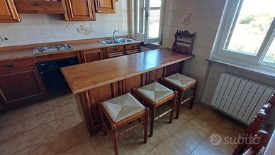 Penisola cucina con vano porta pentole con sgabell
