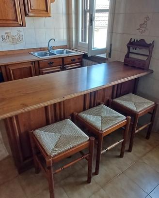 Penisola cucina con vano porta pentole con sgabell