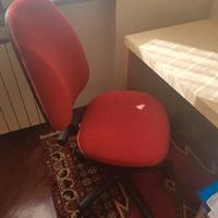 poltroncina in stoffa rossa con ruote 