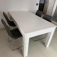 Tavolo e 4 sedie