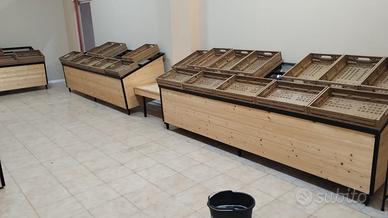 Scaffali per negozio