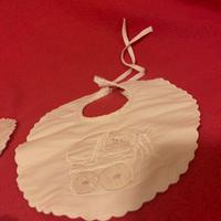 Bavaglini in cotone ricamati