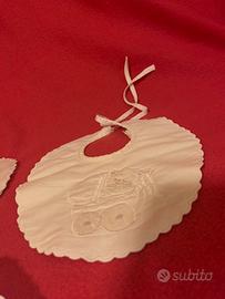 Bavaglini in cotone ricamati