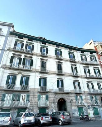 4 LOCALI A NAPOLI