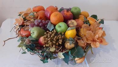 Cesto di vimini con frutta finta in plastica