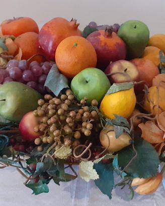 Cesto di vimini con frutta finta in plastica