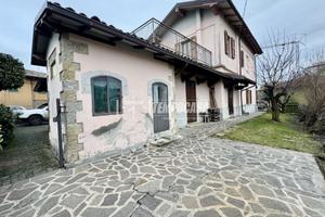 VILLA INDIPENDENTE CON GARAGE E GIARDINO LIBERO SU