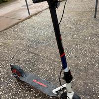Monopattino eletrico aprilia usato poche volte