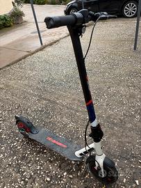 Monopattino eletrico aprilia usato poche volte