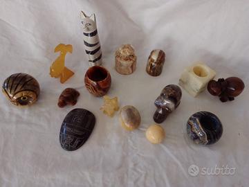 Mini collezione di marmi colorati, tra cui animali