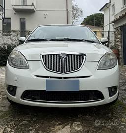 Lancia Ypsilon bianca neopatentati