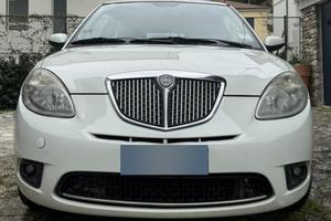 Lancia Ypsilon bianca neopatentati