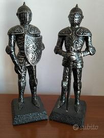 Statuette di cavalieri medievali in armatura.