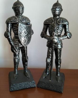 Statuette di cavalieri medievali in armatura.