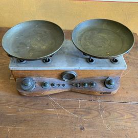 VECCHIA BILANCIA COMPLETA DI PESI