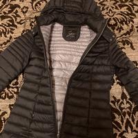 Piumino nero con cappuccio