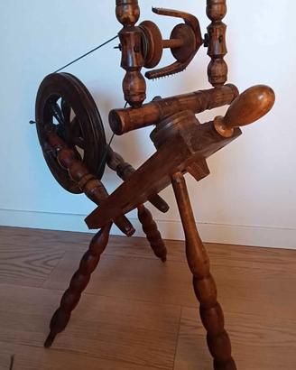 Arcolaio antico in legno