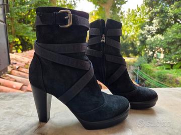 Stivaletti Fendi in Camoscio Nero con Fasce  37,5