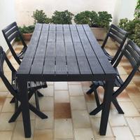 Tavolo e sedie da giardino