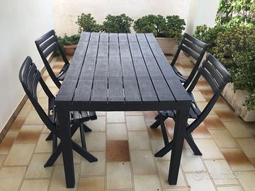 Tavolo e sedie da giardino