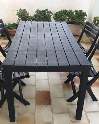 Tavolo e sedie da giardino