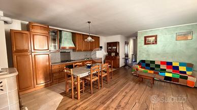 CASA SEMINDIPENDENTE A ESINE