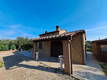Villa a rustico in collina Volterra Pisa