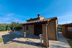 Villa a rustico in collina Volterra Pisa