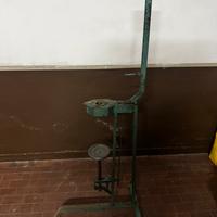 Vecchia tappatrice a leva per bottiglie di vino